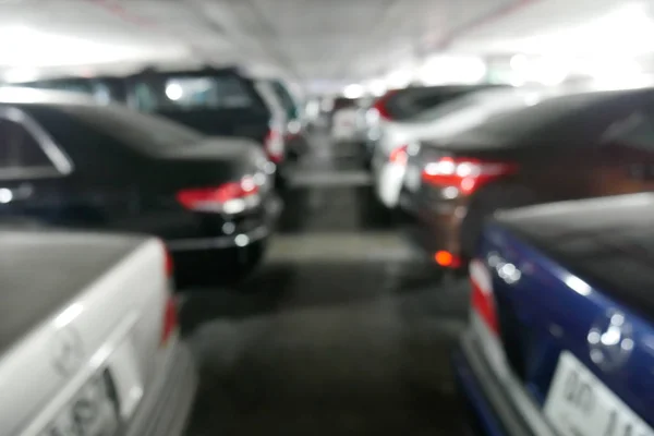 Estacionamento de carros com luzes bokeh — Fotografia de Stock