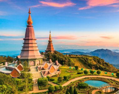Manzara pagoda Inthanon Milli Parkı içinde 