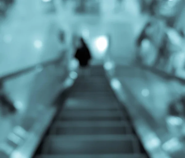 Escalera mecánica vacía borrosa en el centro comercial — Foto de Stock