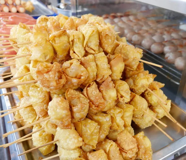 Тайская еда, завернутая в перепелов — стоковое фото