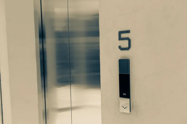 Puertas de ascensor cerradas grises — Foto de Stock
