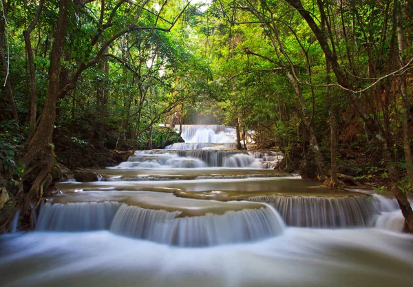 Cascata e ruscello blu nella foresta — Foto Stock