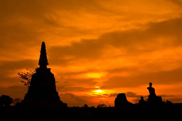 Silhuette del Vecchio Tempio durante il tramonto — Foto Stock