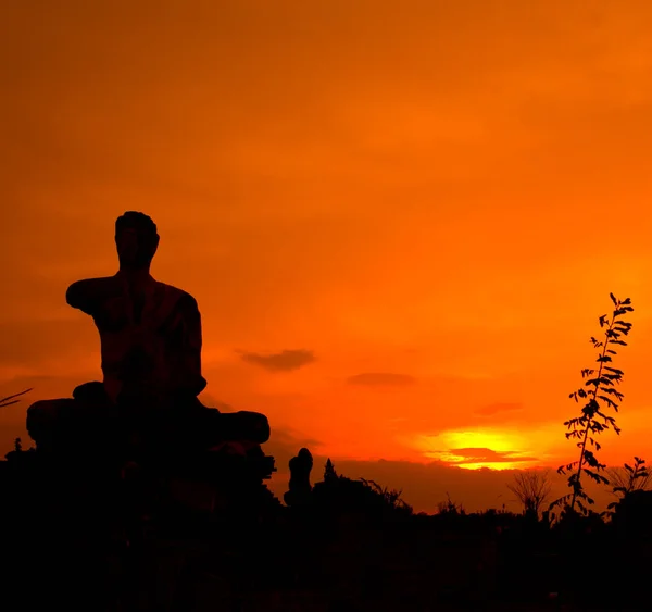 Gamla templet silhuette under solnedgången — Stockfoto