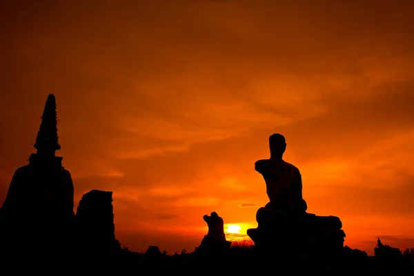 Silhuette van de oude tempel tijdens zonsondergang — Stockfoto