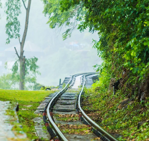 Järnvägsspåren på Kanchanaburi — Stockfoto