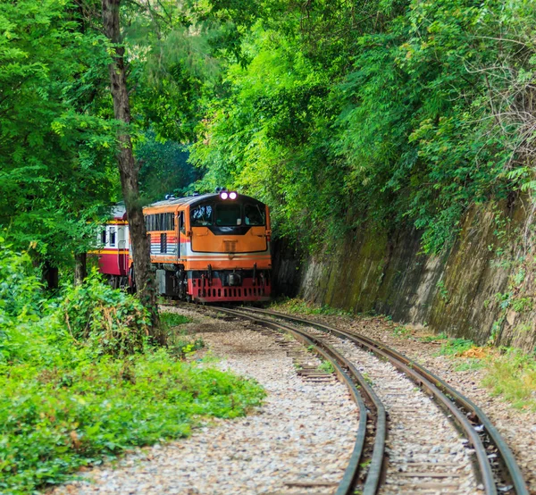 Tåget kör förbi tunneln — Stockfoto