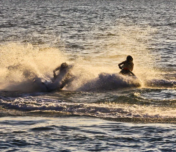 Människor ridning vattenskoter — Stockfoto