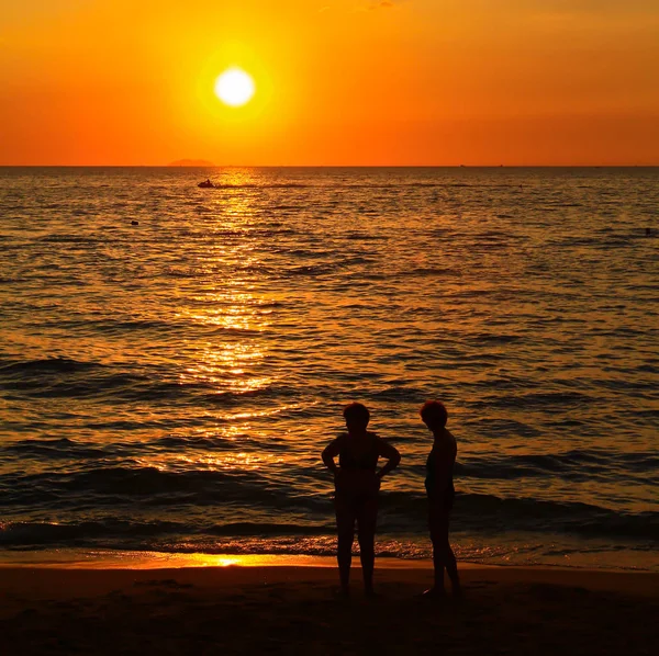 Pessoas de pé na praia — Fotografia de Stock