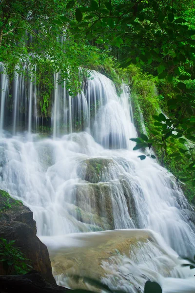 Erawan waterval in th bos — Stockfoto