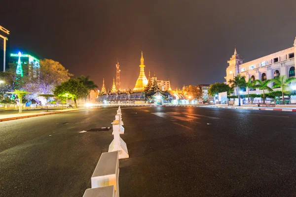 Stadsgezicht van Myanmar stad nadert — Stockfoto