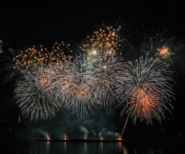 parlak renkli havai fişek