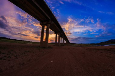 gün batımında büyük viyadük 