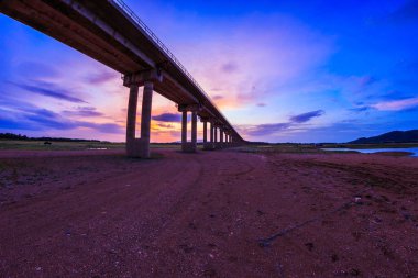 gün batımında büyük viyadük 