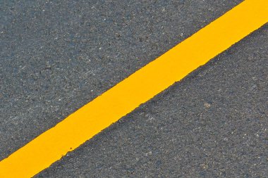 Uzun sarı yol işaretleme