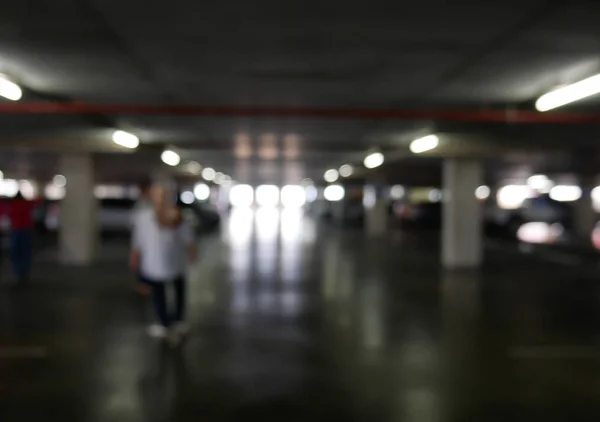 Estacionamiento desenfocado con coches —  Fotos de Stock