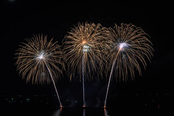 Fogos de artifício coloridos brilhantes — Fotografia de Stock