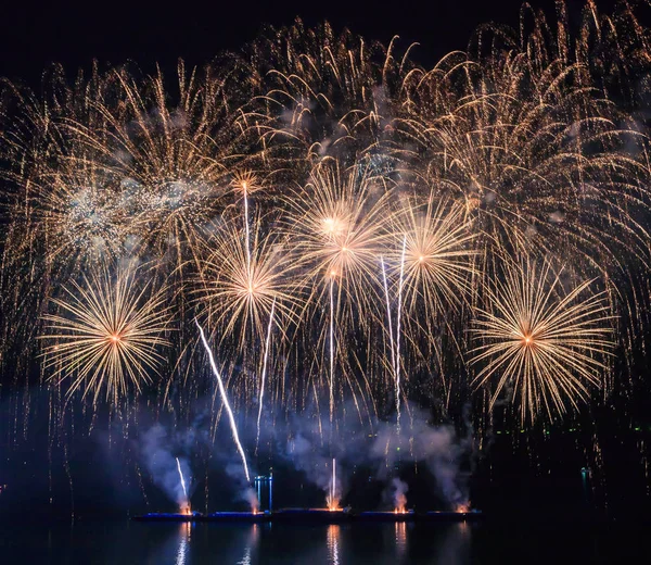 Fuegos artificiales de colores brillantes —  Fotos de Stock