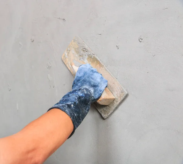 Pracovní omítání betonové zdi — Stock fotografie