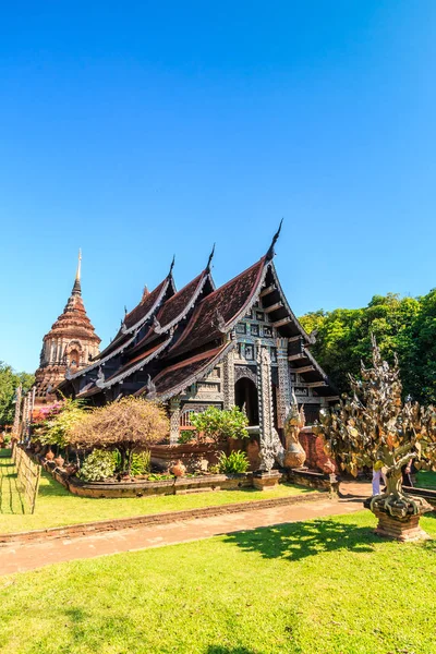 Старый деревянный храм Ват Лок Моли — стоковое фото