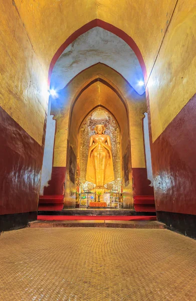 Buda no templo velho na cidade de Bagan — Fotografia de Stock