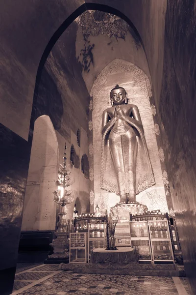 Budda in tempio vecchio a città di bagan — Foto Stock