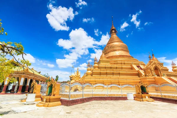 Simgesel Yapı Kuthodaw Tapınağı'nda Mandalay şehir — Stok fotoğraf
