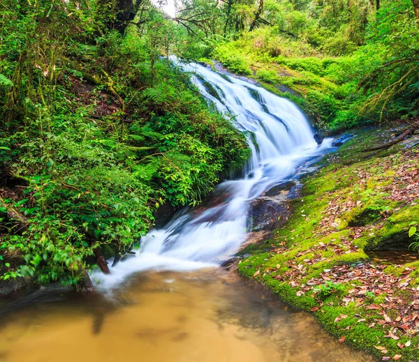 Cachoeira no Parque Nacional Doi Inthanon — Fotografia de Stock