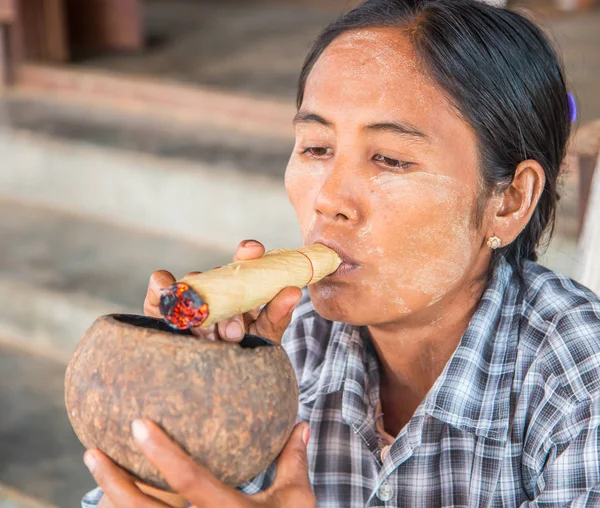 Жінки куріння ручної роботи сигари — стокове фото