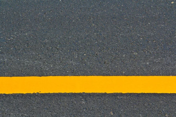 Marcado largo camino amarillo — Foto de Stock
