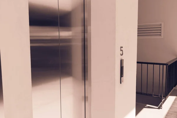 Puertas de ascensor cerradas grises —  Fotos de Stock