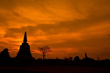 Gün batımı sırasında eski tapınak silhuette 