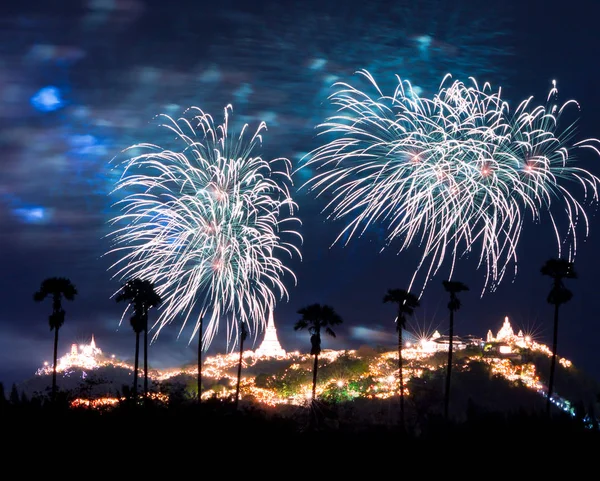 Fuegos artificiales de colores brillantes — Foto de Stock