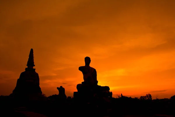 Silhuette van de oude tempel tijdens zonsondergang — Stockfoto