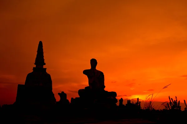 Silhuette van de oude tempel tijdens zonsondergang — Stockfoto