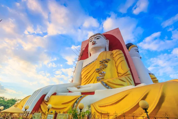 Kyaikpun Buddha in Bago — Stockfoto