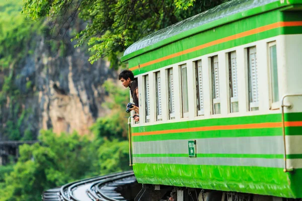 Passeios de comboio entre florestas — Fotografia de Stock