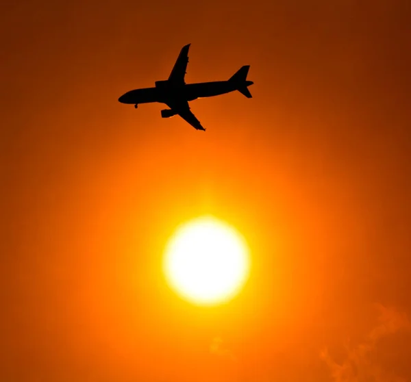 Aeronaves voando no céu — Fotografia de Stock