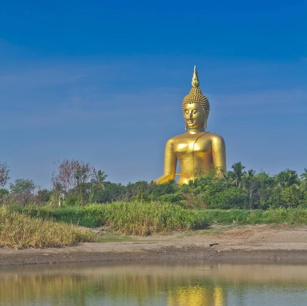 Buda dourado grande estátua — Fotografia de Stock