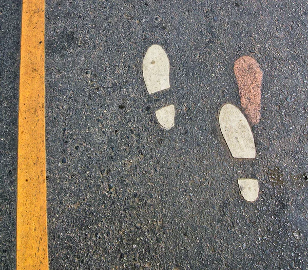 道路上的两个脚印 — 图库照片