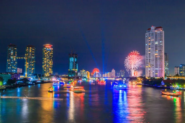 Stadsbilden fyrverkerier på Bangkok — Stockfoto