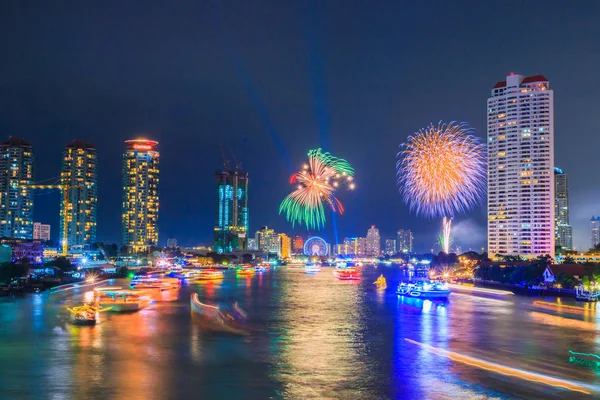 Fuegos artificiales de paisajes urbanos en Bangkok —  Fotos de Stock