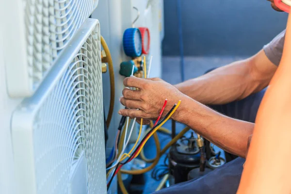 Technician install air conditioner — Stock Photo, Image