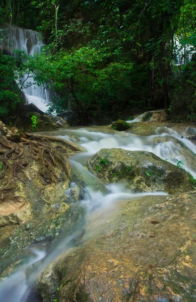 Hermosa asiático cascada —  Fotos de Stock
