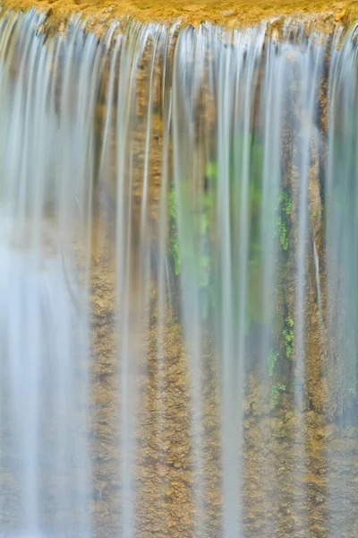 Vízesés és a blue stream az erdő — Stock Fotó