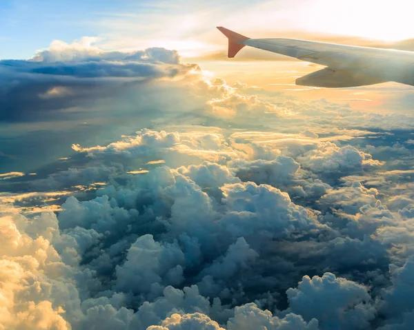 Самолет окно и закат — стоковое фото