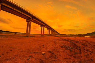 gün batımında büyük viyadük 