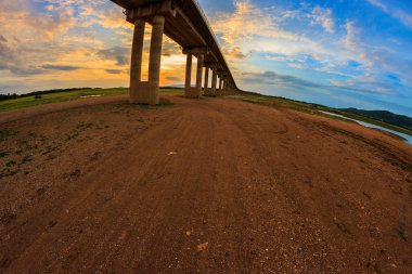 gün batımında büyük viyadük 