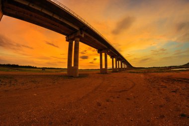 gün batımında büyük viyadük 