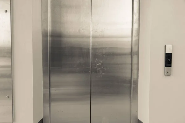 Puertas de ascensor cerradas grises —  Fotos de Stock